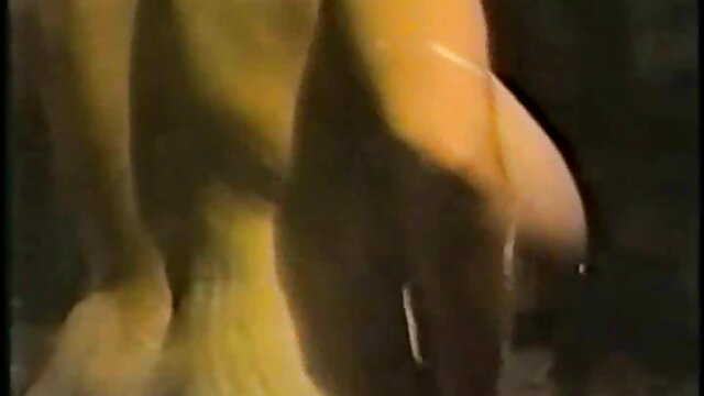Menakjubkan :  Madu si rambut coklat menunggang batang hitam pekat di atas sofa video pancut muka Panas lucah filem 