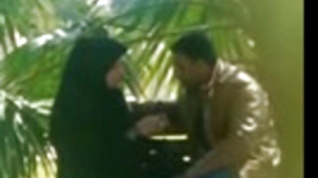 Menakjubkan :  Anak ayam seksi mengambil zakar dalam pussy berair lelaki hisap poen perempuan oleh air pancut di taman awam Panas lucah filem 
