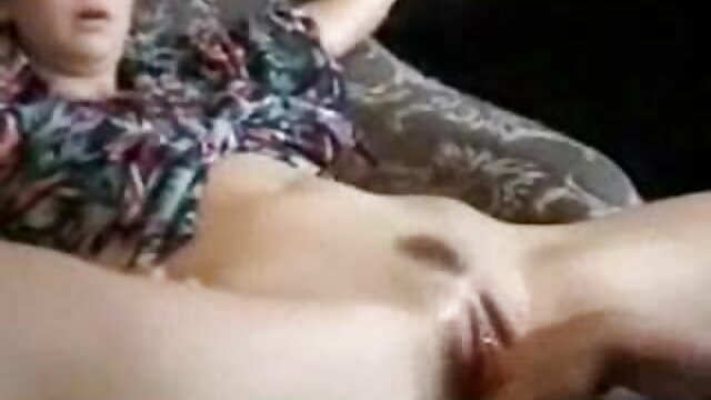 Menakjubkan :  Lesbian Kasey Storm dan Brianna Ray berseronok di atas meja pool urut lucah Panas lucah filem 